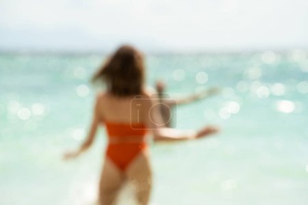 Foto de Young couple on having fun at the tropical beach. Photo out of focus. Tropical vibes - Imagen libre de derechos