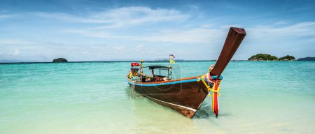Téléchargez les photos : Beautiful photo of longtail boat in a tropical beach on Koh Lipe Island, Thailand, Asia. Dream travel destination. Tourism - en image libre de droit