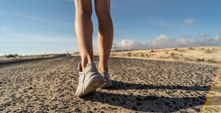 Téléchargez les photos : Photo de jambes de coureur courant dans la rue sur des chaussures de sport. Concept d'entraînement de fitness pour femme. routine matinale saine. - en image libre de droit