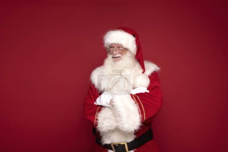 Téléchargez les photos : Noël arrive ! Père Noël réel posant en studio. - en image libre de droit