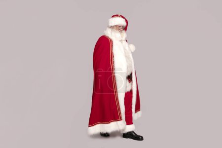 Téléchargez les photos : Noël arrive ! Père Noël réel posant en studio. - en image libre de droit