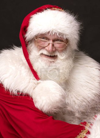Foto de Retrato de Papá Noel muy feliz con barba blanca. Se acerca la Navidad! - Imagen libre de derechos