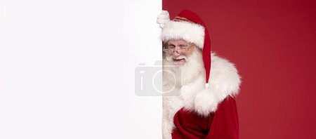 Foto de Retrato de Papá Noel muy feliz con pizarra blanca vacía. Se acerca la Navidad! - Imagen libre de derechos