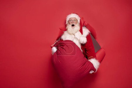 Foto de ¡Se acerca la Navidad! Real Santa Claus posando en el estudio. - Imagen libre de derechos