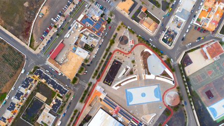 Téléchargez les photos : Vue aérienne aérienne de la ville La Oliva à Fuerteventura, Îles Canaries, Espagne. Rues, bâtiments et voitures. - en image libre de droit