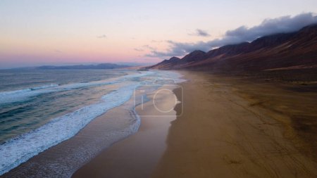 Téléchargez les photos : Plage de Cofete, Fuerteventura, Îles Canaries, Espagne. Vue aérienne sur drone. Lumière du coucher du soleil. Meilleure destination de voyage. - en image libre de droit