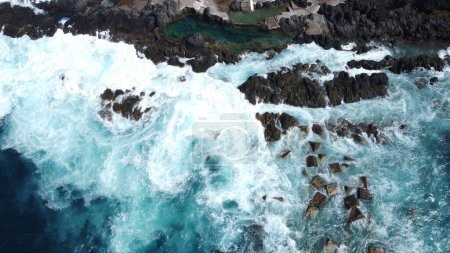 Téléchargez les photos : Photo aérienne d'un océan fort et puissant avec d'énormes vagues. Des pierres. Les eaux pluviales. Tenerife, îles Canaries. Espagne - en image libre de droit