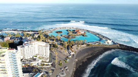 Téléchargez les photos : Vue aérienne du littoral de Puerto de la Cruz, île de Tenerife, Espagne. Destination de voyage. Lieu touristique - en image libre de droit