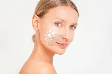 Foto de Belleza cara de mujer con protector solar spf. Tratamiento de cuidado de la piel, loción facial anti envejecimiento. Foto conceptual. - Imagen libre de derechos