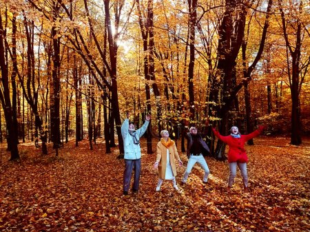 Foto de Grupo de amigos mayores divirtiéndose en el parque dorado de otoño. Estilo de vida de los jubilados. - Imagen libre de derechos