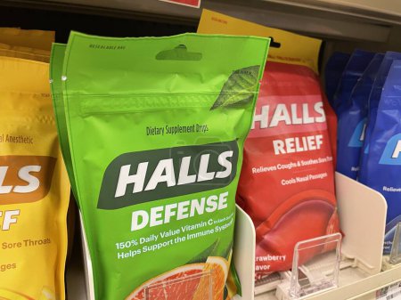 Téléchargez les photos : Grovetown, Ga USA - 10 25 22 : Grocery store Halls toux drops defense variety bags - en image libre de droit