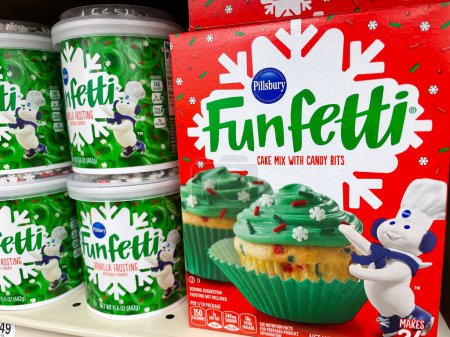 Téléchargez les photos : Grovetown, Ga USA - 11 05 22: Grocery store holidays merchandise Pillsbury funfetti cake mix - en image libre de droit