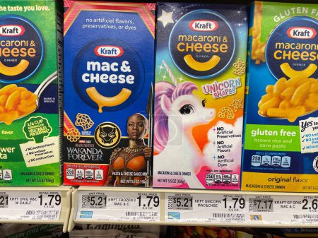 Foto de Grovetown, Ga USA - 11 02 22: Tienda de comestibles Kraft mac y variedad de queso en un estante y precios - Imagen libre de derechos