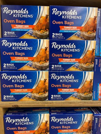 Foto de Grovetown, Ga USA - 11 02 22: Tienda de comestibles reynolds hornear bolsas de cocina pantalla - Imagen libre de derechos