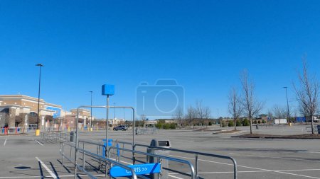 Foto de Grovetown, Ga USA - 12 25 22: Walmart supercenter exterior clear blue sky shopping cart coral - Imagen libre de derechos