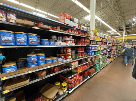 Foto de Augusta, Ga USA - 12 21 22: Walmart tienda de comestibles sección de café interior - Imagen libre de derechos