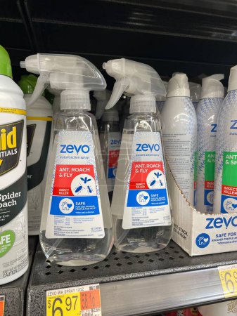 Foto de Augusta, Ga USA - 12 21 22: Walmart tienda de comestibles interior EVO spray insect spray - Imagen libre de derechos
