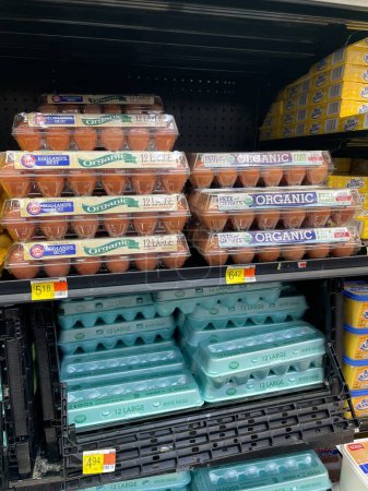 Foto de Augusta, Ga USA - 12 21 22: Walmart supermercado interior huevos marrones cerca y precios - Imagen libre de derechos