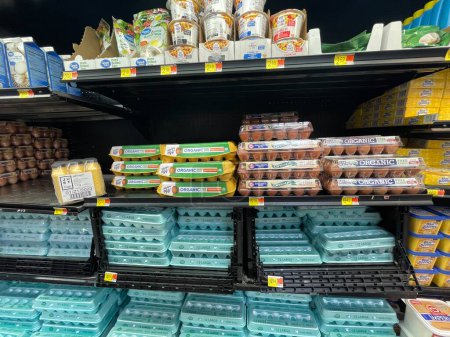 Foto de Augusta, Ga USA - 12 21 22: Walmart tienda de comestibles sección huevo interior de cerca y los precios - Imagen libre de derechos