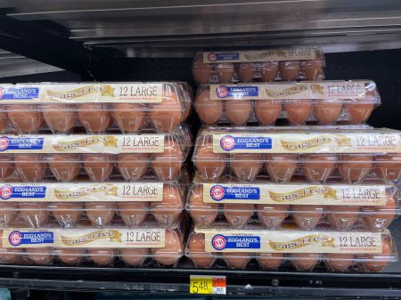 Foto de Augusta, Ga USA - 12 21 22: Walmart tienda de comestibles huevos marrones interiores en caso claro precio - Imagen libre de derechos
