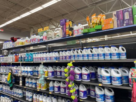 Foto de Augusta, Ga USA - 12 21 22: Walmart tienda de comestibles sección de lejía interior - Imagen libre de derechos