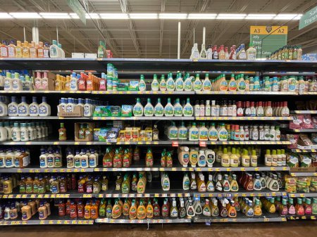 Foto de Augusta, Ga USA - 12 21 22: Walmart tienda de comestibles sección de aderezo de ensalada interior - Imagen libre de derechos