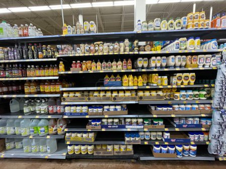 Foto de Augusta, Ga USA - 12 21 22: Walmart tienda de comestibles condimento interior sección mayonesa - Imagen libre de derechos