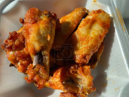 Téléchargez les photos : Grovetown, Ga USA - 01 06 23: Chicken wings lunch basket top down - en image libre de droit