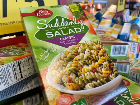 Téléchargez les photos : Grovetown, Ga USA - 01 06 23: grocery store Suddenly salad classic dinner box - en image libre de droit