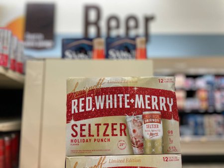 Foto de Grovetown Ga USA - 01 24 23: Tienda de comestibles Red White and Merry seltzer alcohol - Imagen libre de derechos