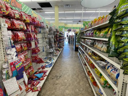 Téléchargez les photos : Augusta, Ga États-Unis - 01 26 23 : Vente au détail de bonbons et collations à l'intérieur d'un magasin Dollar Tree - en image libre de droit