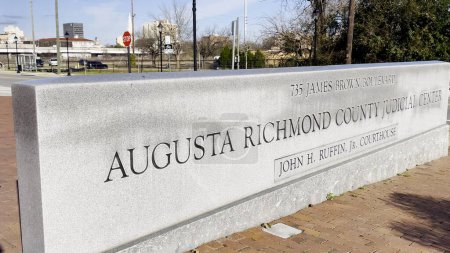 Téléchargez les photos : Augusta, Ga États-Unis - 01 26 23 : Richmond County Courthouse street sign - en image libre de droit