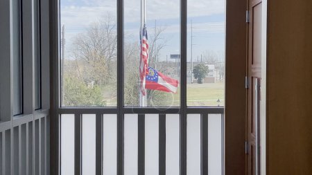Téléchargez les photos : Augusta, Ga États-Unis - 01 26 23 : Drapeaux du palais de justice du comté de Richmond par la fenêtre - en image libre de droit