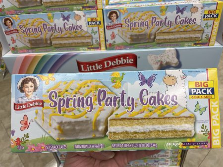 Foto de Grovetown, Ga USA - 03 10 23: Tienda de comestibles Little Debbie snack cakes Easter spring cakes - Imagen libre de derechos