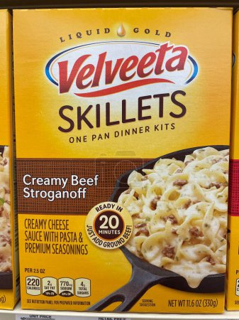 Téléchargez les photos : Grovetown, Ga USA - 03 10 23 : Boîte à dîner Velveeta Skillets pour épicerie Stroganoff - en image libre de droit
