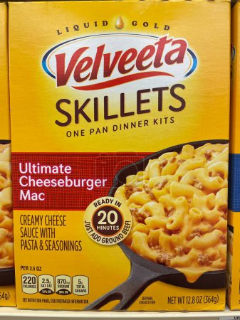Téléchargez les photos : Grovetown, Ga USA - 03 10 23 : Boîte à dîner Velveeta Skillets Cheeseburger - en image libre de droit