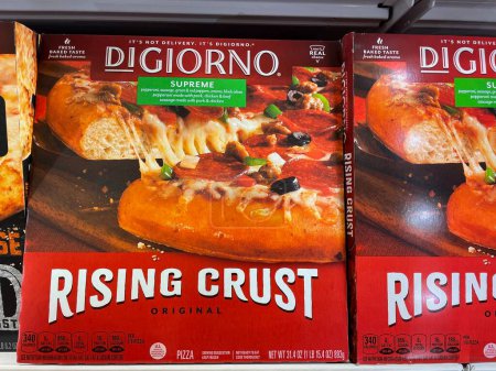 Foto de Grovetown, Ga USA - 11 10 22: Tienda de comestibles DiGiorno congelado pizza creciente corteza suprema - Imagen libre de derechos