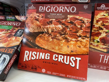 Téléchargez les photos : Grovetown, Ga États-Unis - 11 10 22 : Grocery store DiGiorno frozen pizza rising croust - en image libre de droit
