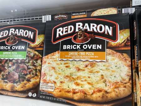 Foto de Grovetown, Ga USA - 11 10 22: Tienda de comestibles Red Baron frozen pizza cheese trio - Imagen libre de derechos