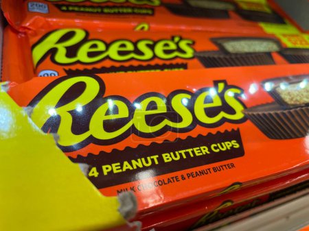 Téléchargez les photos : Grovetown, Ga États-Unis - 03 12 23 : Grocery store Reeses tasses à bonbons - en image libre de droit
