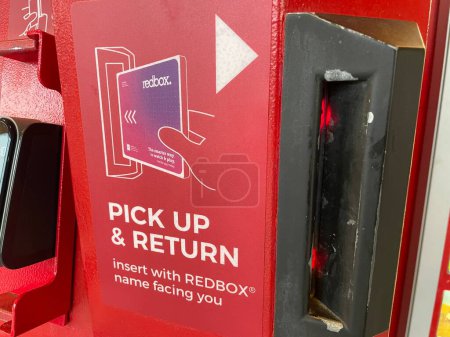 Foto de Grovetown, Ga USA 09 03 22: Red Box DVD kiosco máquina expendedora ranura de retorno - Imagen libre de derechos