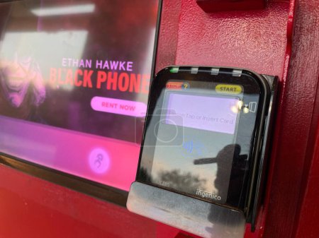 Foto de Grovetown, Ga USA 09 03 22: Red Box Lector de tarjetas para máquinas expendedoras de kioscos de DVD - Imagen libre de derechos