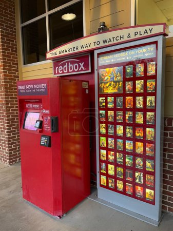 Foto de Grovetown, Ga USA 09 03 22: Red Box DVD kiosco máquina expendedora vista lateral - Imagen libre de derechos