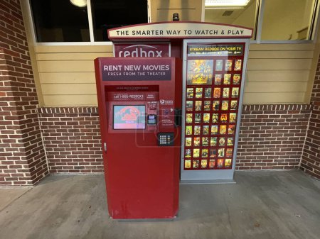 Foto de Grovetown, Ga USA 09 03 22: Red Box DVD kiosco máquina expendedora centro delantero - Imagen libre de derechos