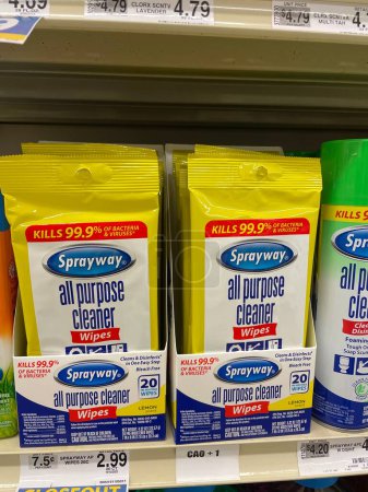 Téléchargez les photos : Grovetown, Ga États-Unis - 10 22 22 : Sprayway nettoyant tout usage sur une étagère et prix - en image libre de droit