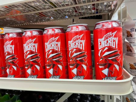 Foto de Grovetown, Ga USA - 11 10 22: Tienda de comestibles MTN Dew Code bebida de energía roja en exhibición - Imagen libre de derechos