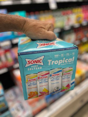 Foto de Grovetown, Ga USA - 11 10 22: Tienda de comestibles agarrando a mano Sonic Alcohol tropical 12 pack - Imagen libre de derechos