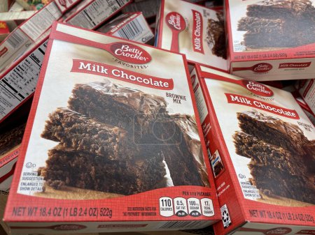 Téléchargez les photos : Grovetown, Ga USA - 11 02 22 : Épicerie Betty Crocker Mélange de gâteaux au chocolat au lait en pile - en image libre de droit
