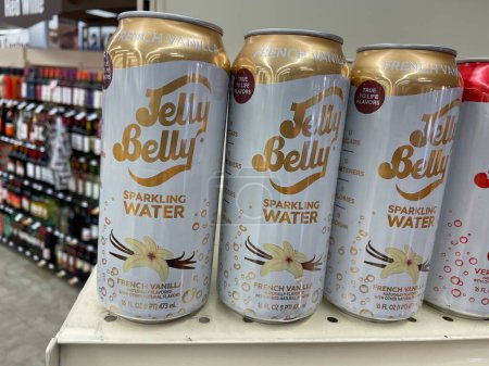 Foto de Grovetown, Ga USA - 04 30 23: Tienda de comestibles Jelly Belly con sabor a lata bebidas vainilla francesa - Imagen libre de derechos