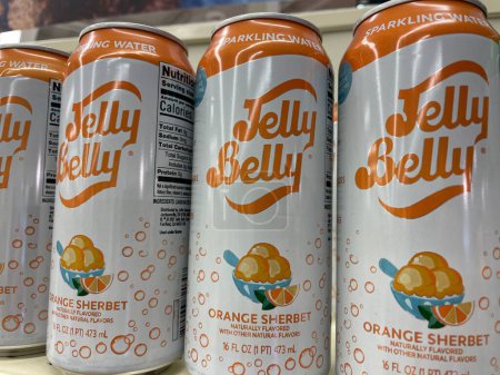 Foto de Grovetown, Ga USA - 04 30 23: Tienda de comestibles Jelly Belly con sabor a lata bebidas de naranja sherbert - Imagen libre de derechos